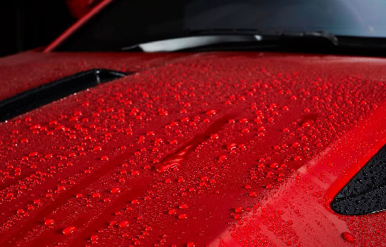 Effet hydrophobe sur une carrosserie protégée par un traitement céramique Gtechniq