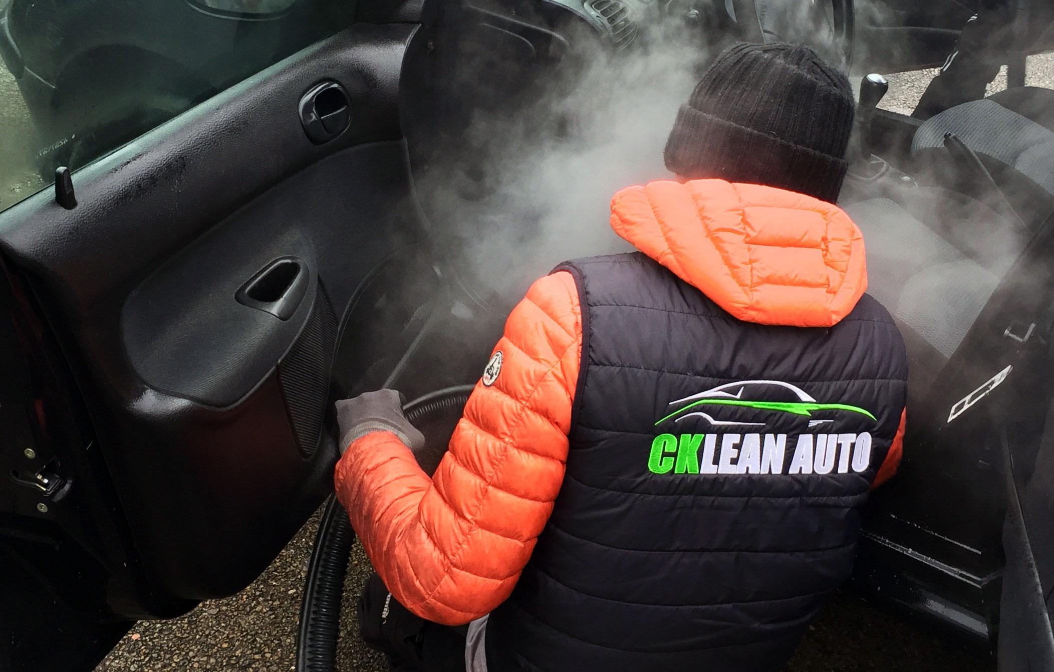 Technicien CKLEAN AUTO 45 nettoyant un habitacle à la vapeur sèche